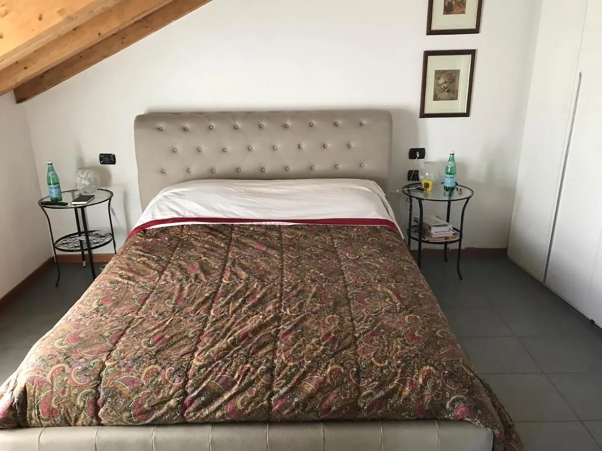 Private Room In Apartment Giussano contacts